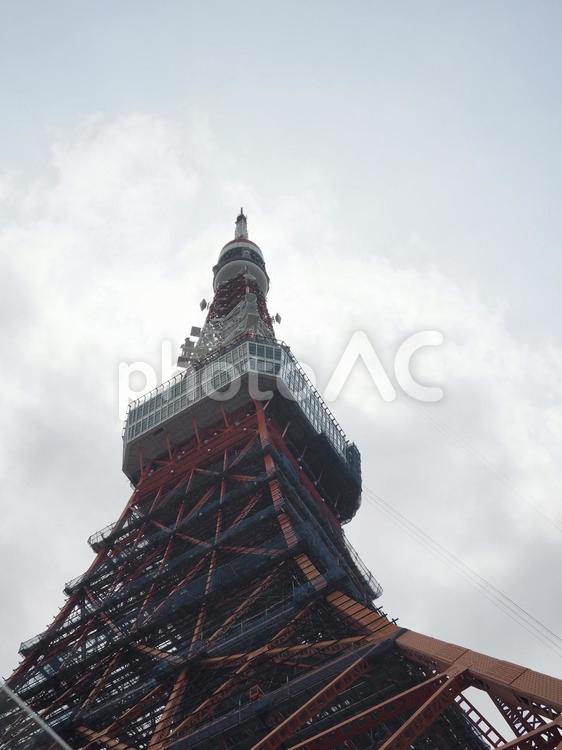 補修中の見上げた「東京タワー」（東京都）