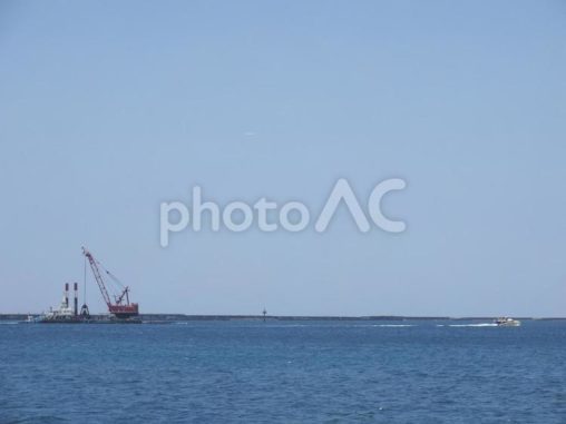 海岸線とクレーン（沖縄県那覇市）