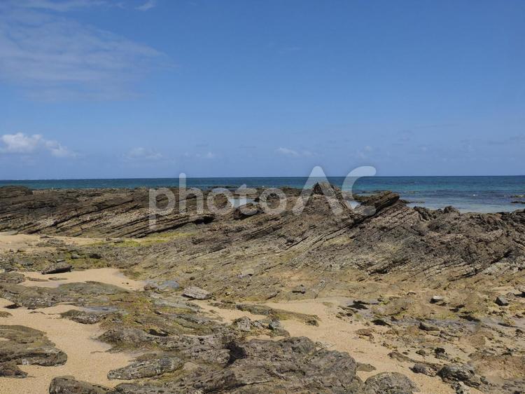 惣慶メーヌ浜、海の岩場（沖縄県宜野座村）