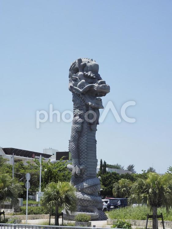 若狭中通りの龍柱（沖縄県那覇市）