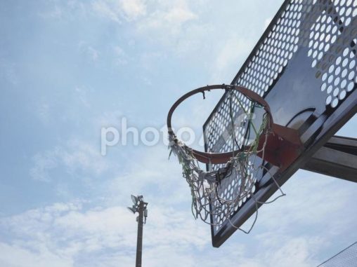 網が破れたバスケットボールリング