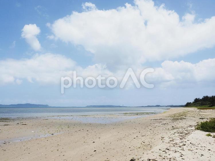 具志川の砂浜（沖縄県うるま市）
