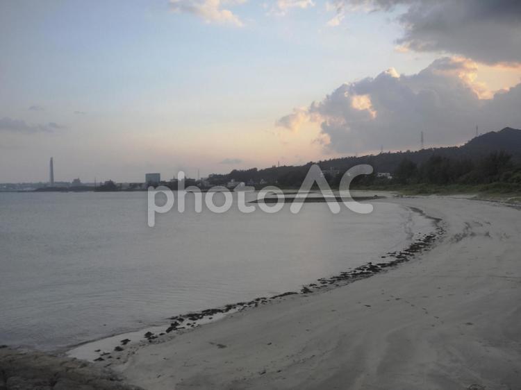 日暮れの屋嘉ビーチ（沖縄県金武町）