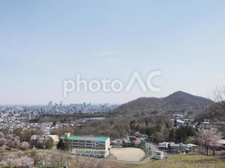 春の札幌市遠景と円山（北海道、荒井山）