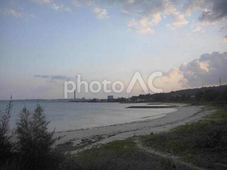 日暮れの屋嘉ビーチ（沖縄県金武町）