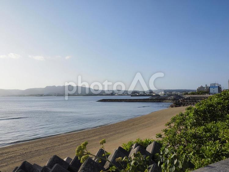 世冨慶（よふけ）の砂浜（沖縄県名護市）