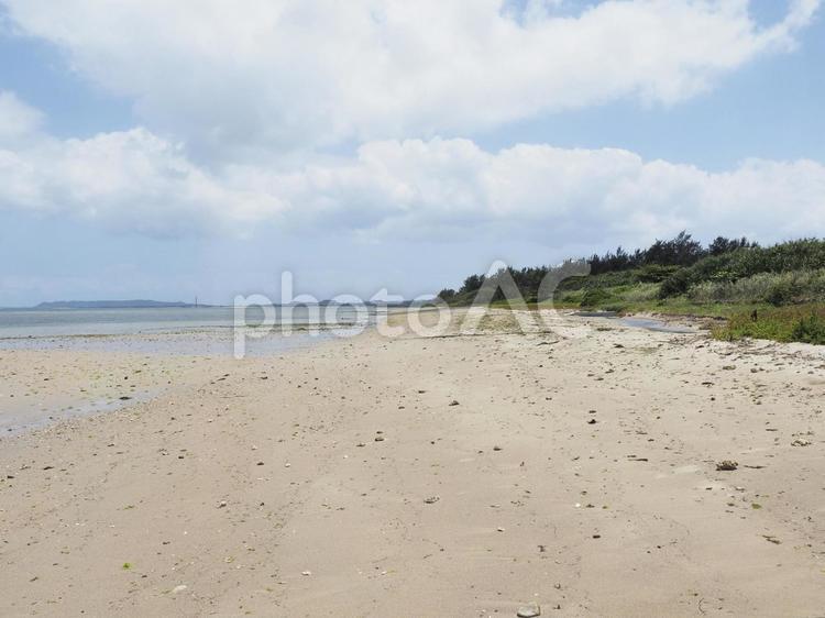 具志川の砂浜（沖縄県うるま市）