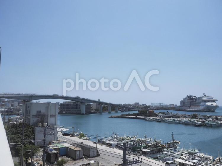 泊大橋と泊漁港（沖縄県那覇市）