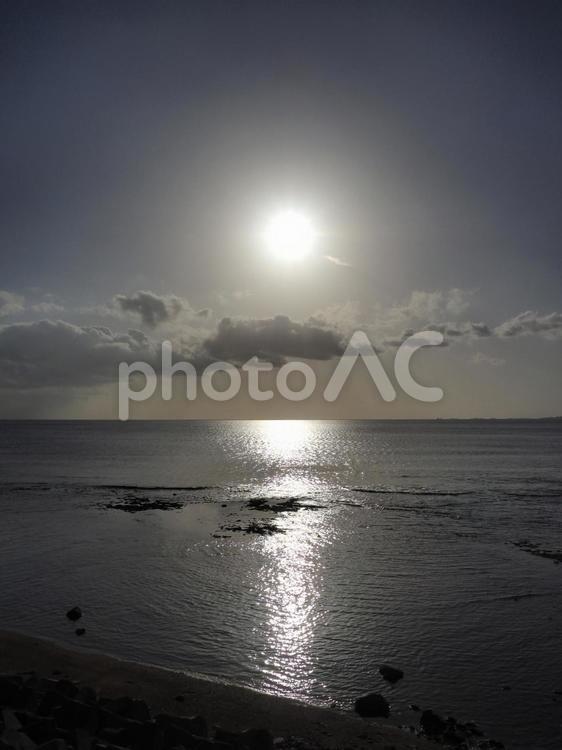 海と沈む太陽（沖縄県名護市）