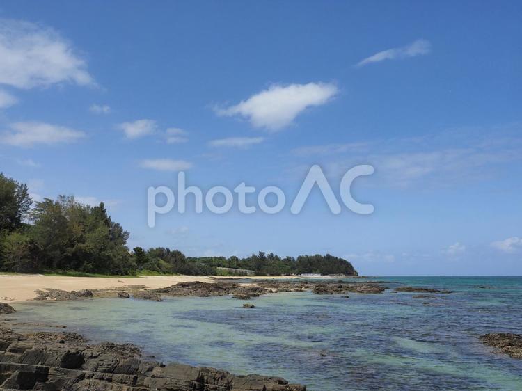 惣慶メーヌ浜、岩場と砂浜（沖縄県宜野座）