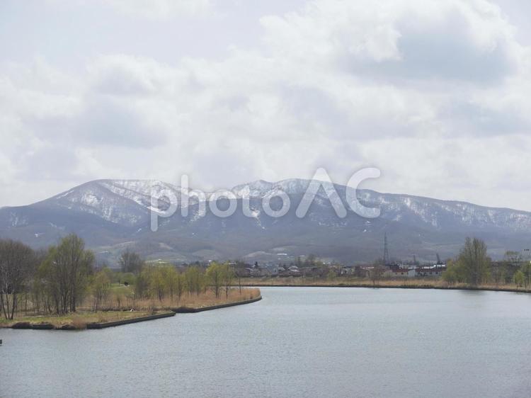 余市川と山々の風景（北海道余市町）