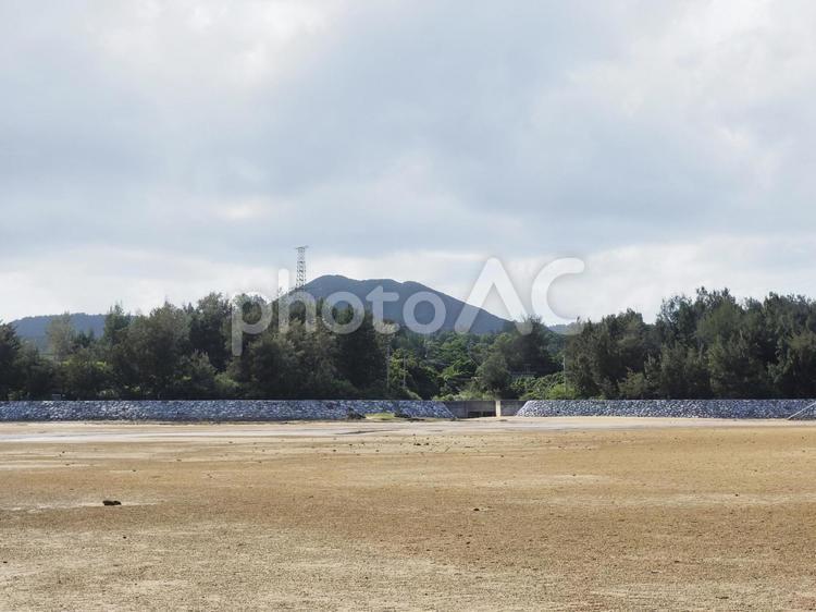 潟原干潟と明治山（沖縄県宜野座村）