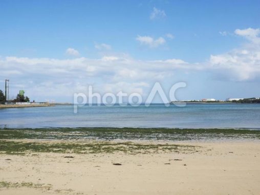 石川海岸の砂浜（沖縄県うるま市）