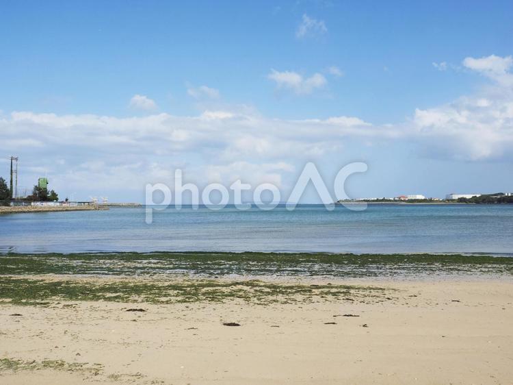 石川海岸の砂浜（沖縄県うるま市）