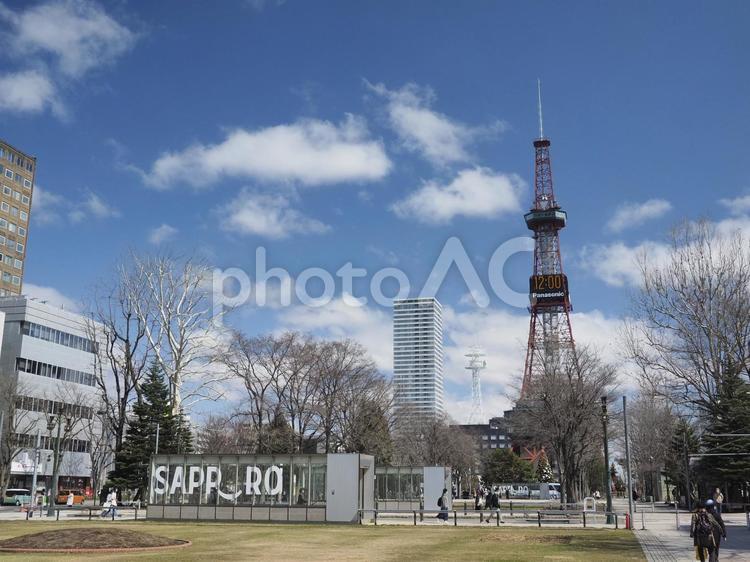 春のさっぽろテレビ塔（北海道、大通公園）
