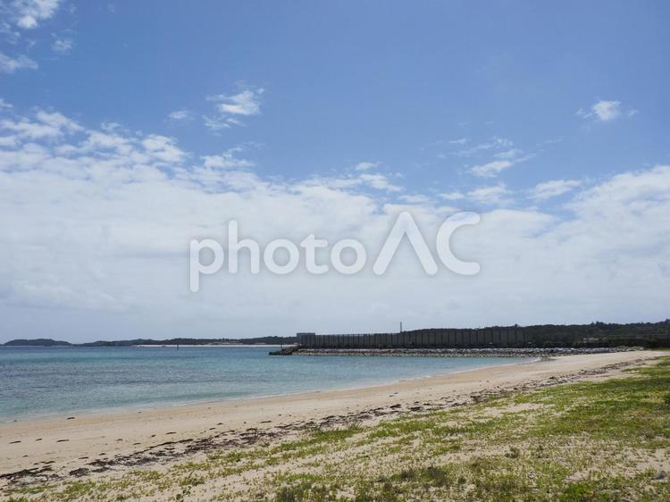 漢那ビーチ、青い海と空（沖縄県宜野座村）