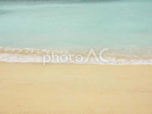 波打ち際（金武ビーチの砂浜、沖縄県）