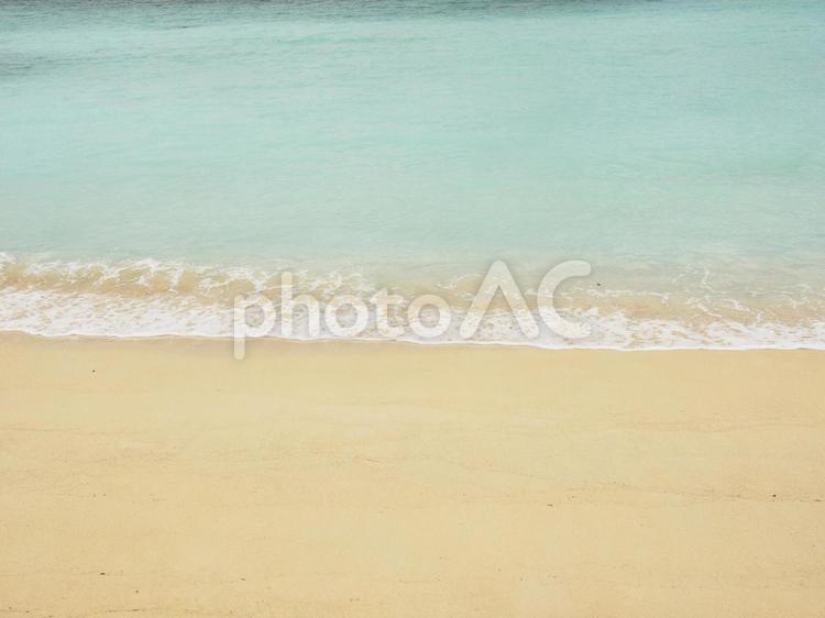 波打ち際（金武ビーチの砂浜、沖縄県）