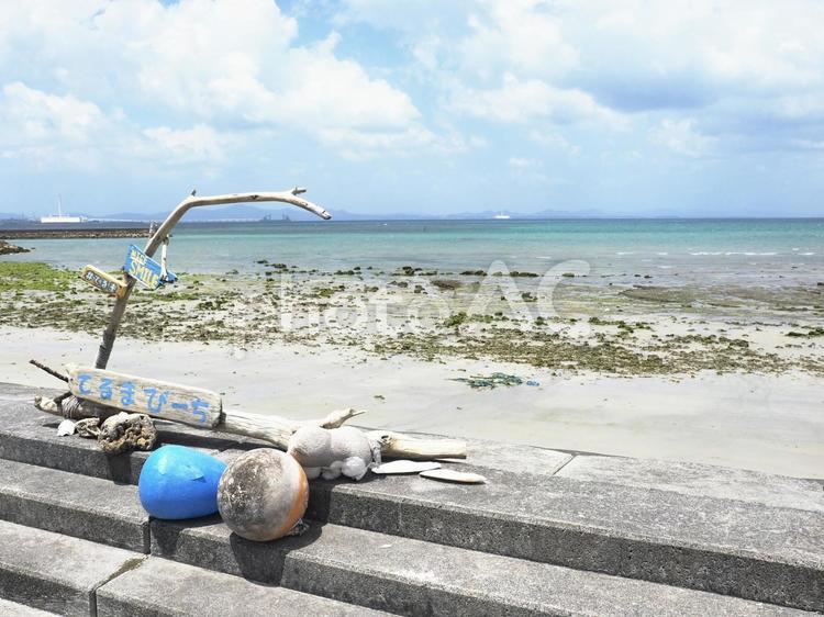 照間ビーチと看板（沖縄県うるま市）