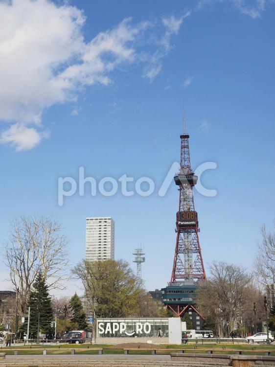 春のさっぽろテレビ塔（北海道、大通公園）