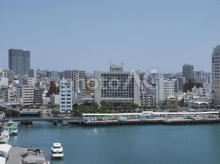 泊緑地と泊高橋（沖縄県那覇市）