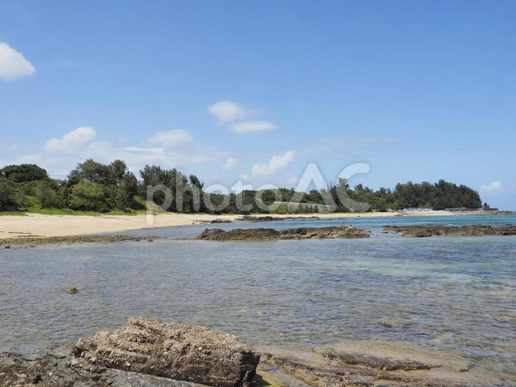 惣慶メーヌ浜、岩場と砂浜（沖縄県宜野座）