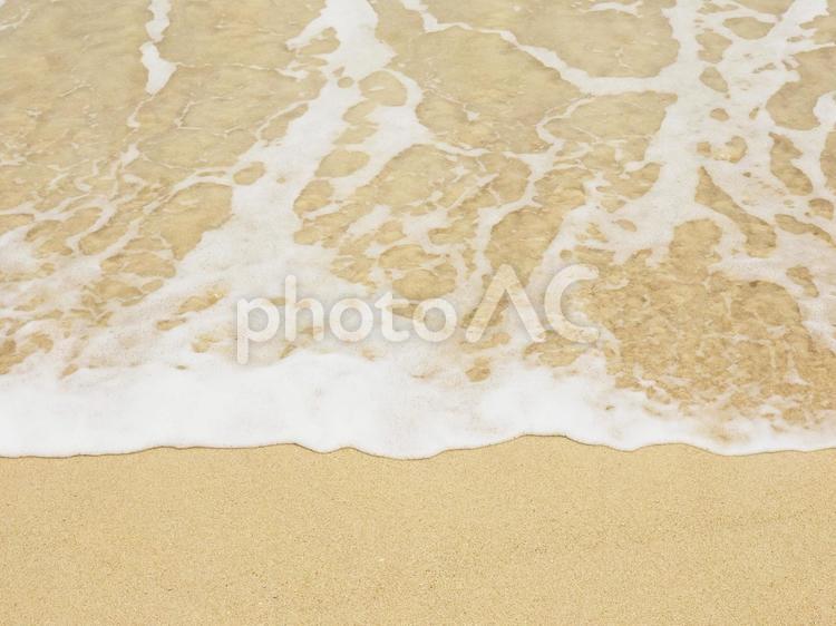 波打ち際（金武ビーチの砂浜、沖縄県）