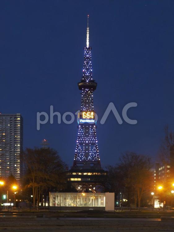 夜のさっぽろテレビ塔（北海道、大通公園）