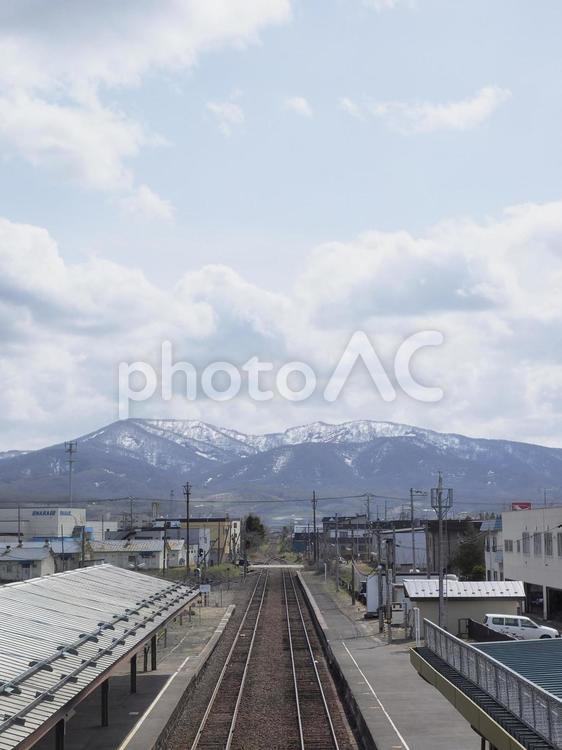 線路と山々（北海道余市町、余市駅）