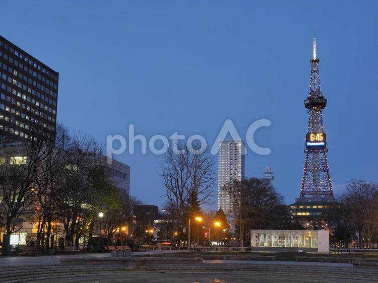 夜のさっぽろテレビ塔（北海道、大通公園）