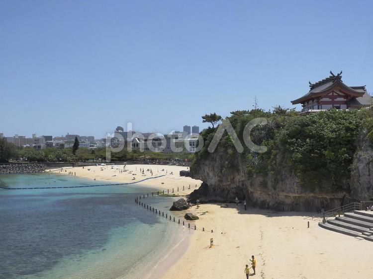 波之上ビーチと波之上宮（沖縄県那覇市）