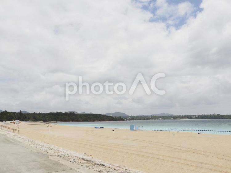 金武ビーチの砂浜（沖縄県金武町）