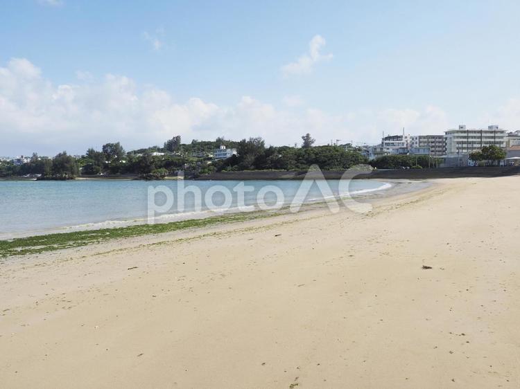 石川海岸の砂浜（沖縄県うるま市）