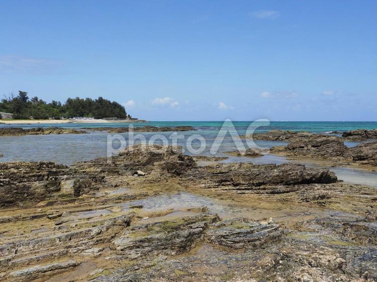 惣慶メーヌ浜、海の岩場（沖縄県宜野座村）