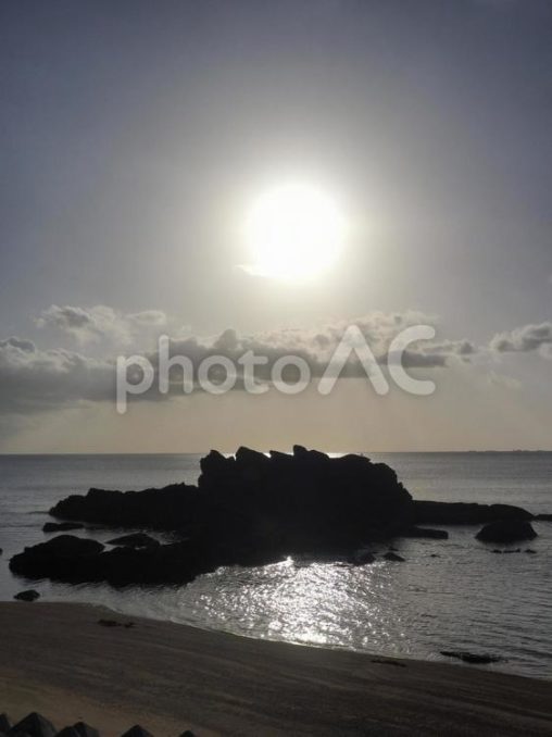 海と沈む太陽（沖縄県名護市）