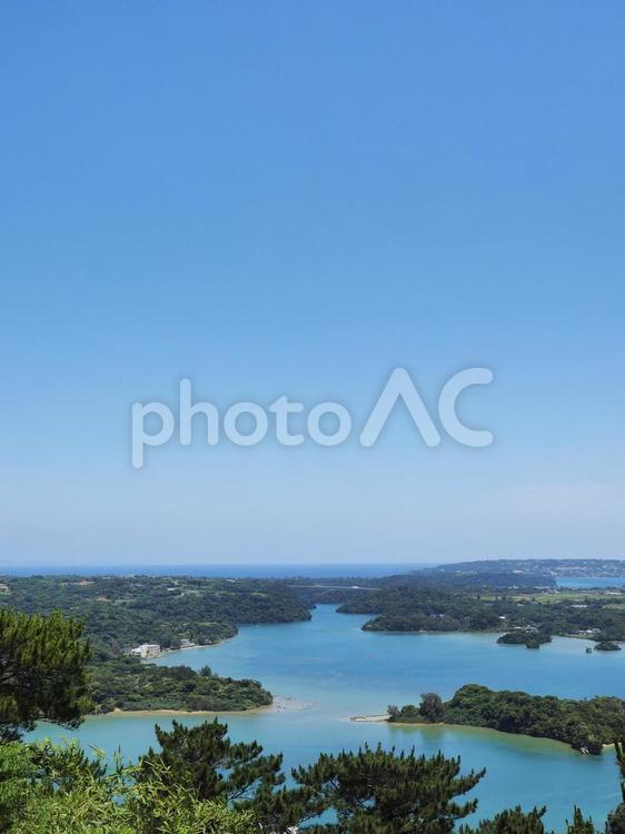 羽地内海の遠景、ワルミ大橋（沖縄県）