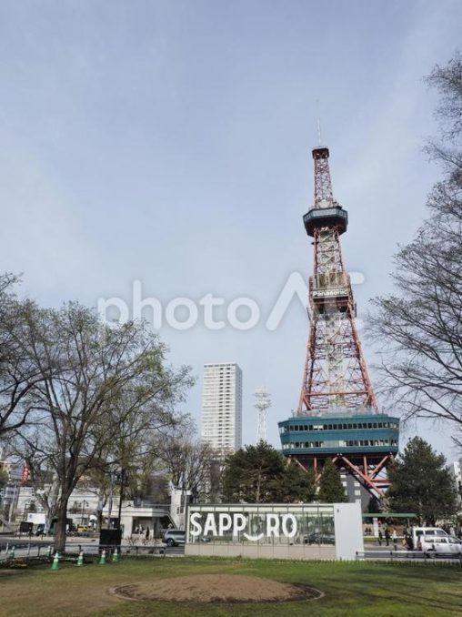 春のさっぽろテレビ塔（北海道、大通公園）