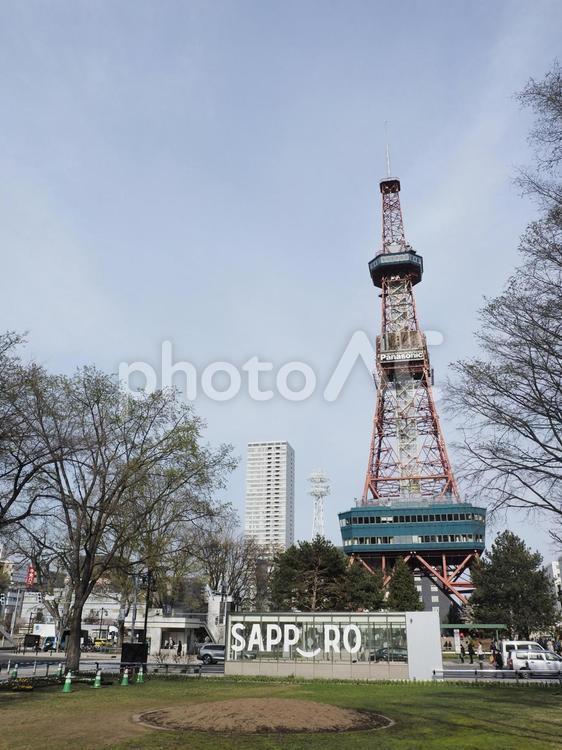 春のさっぽろテレビ塔（北海道、大通公園）