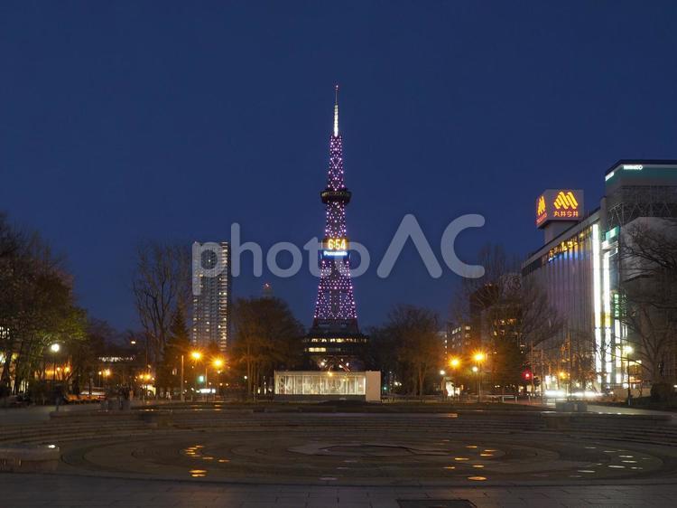 夜のさっぽろテレビ塔（北海道、大通公園）