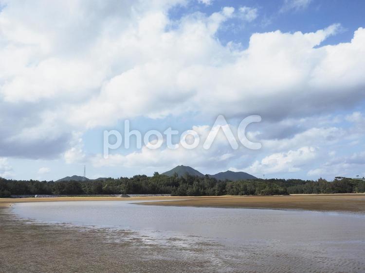 潟原干潟と久志岳（沖縄県宜野座村）