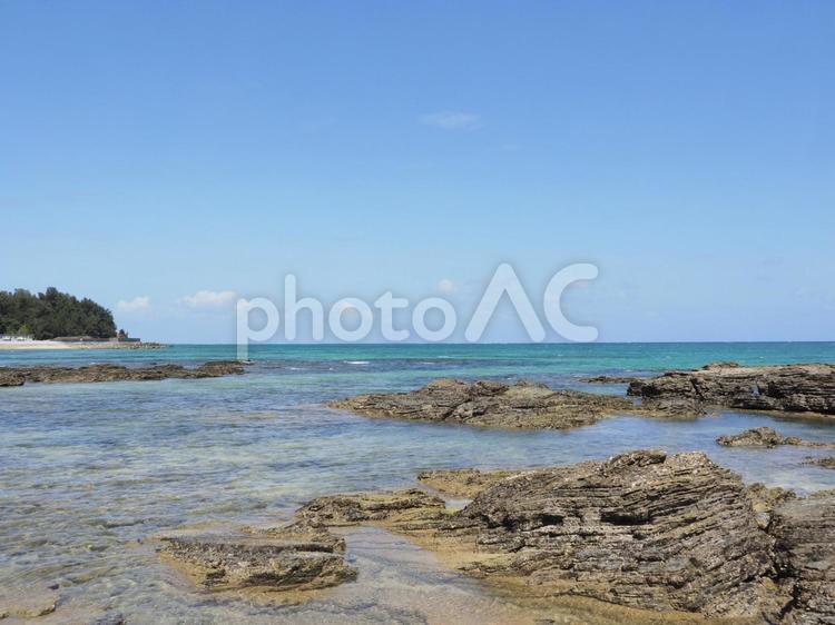 惣慶メーヌ浜、海の岩場（沖縄県宜野座村）