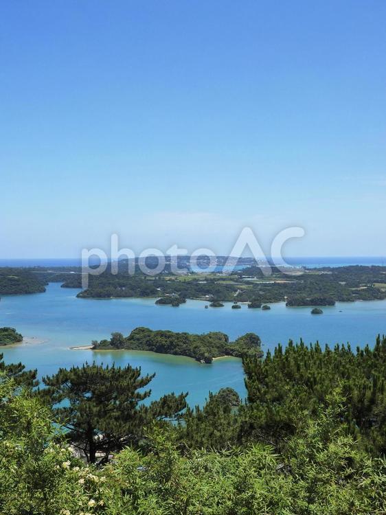 羽地内海の遠景、ヤガンナ島（沖縄県）