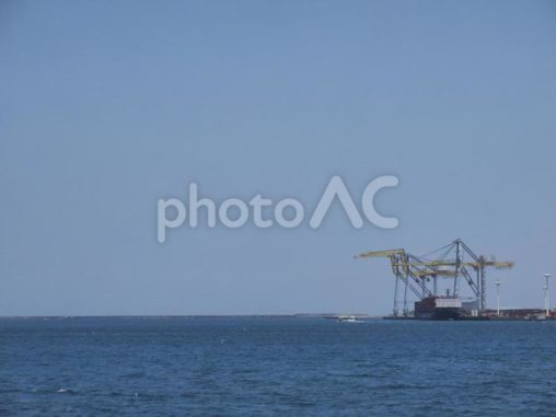 海とクレーン（沖縄県那覇市）