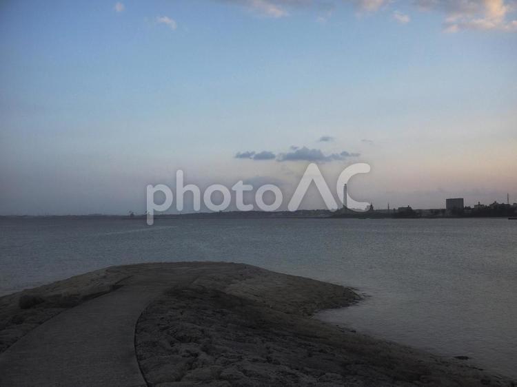 日暮れの屋嘉ビーチ（沖縄県金武町）