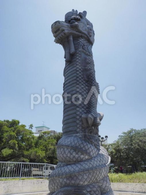 若狭中通りの龍柱（沖縄県那覇市）