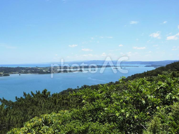 羽地内海の遠景、屋我地島（沖縄県名護市）