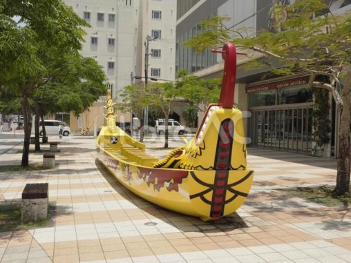 国際通り さいおんスクエア前のサバニ