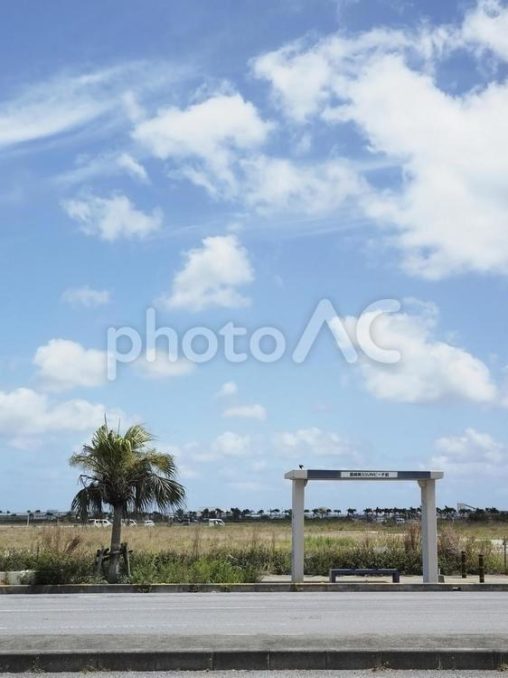 青空とバス停（豊崎美らSUNビーチ前）