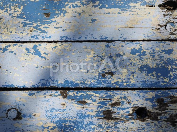 青いペンキが剥がれた板