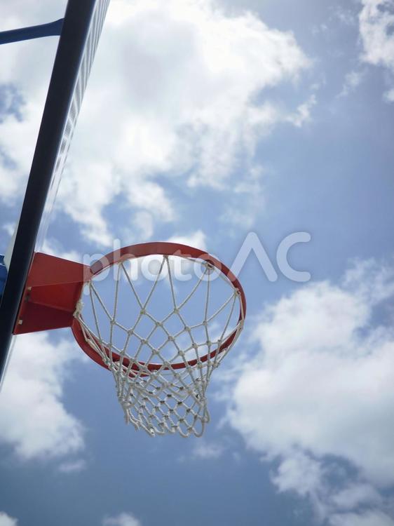 見上げた青空とバスケットボールリング